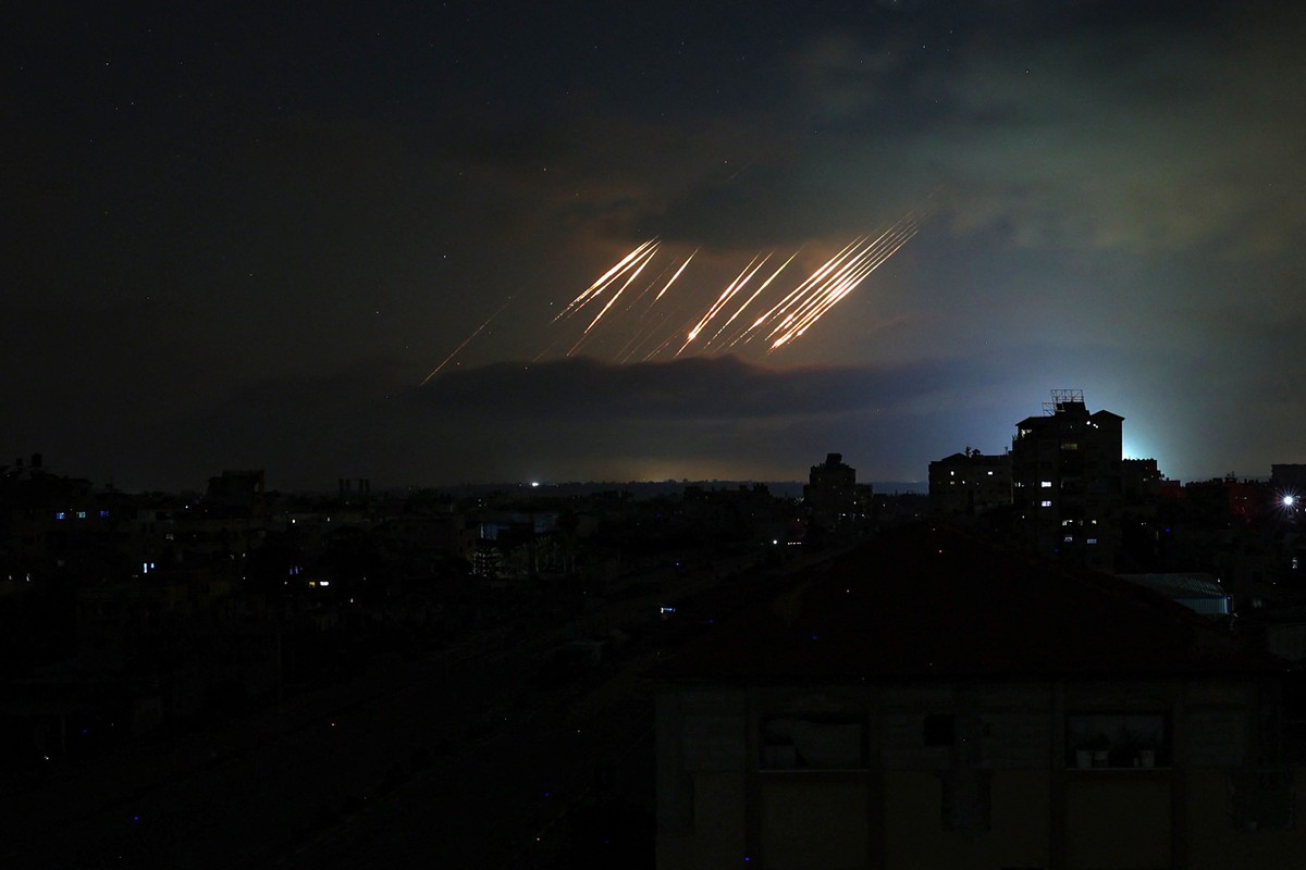 Mísseis iranianos disparados contra Israel, vistos da Faixa de Gaza (Foto: Eyad BABA / AFP)