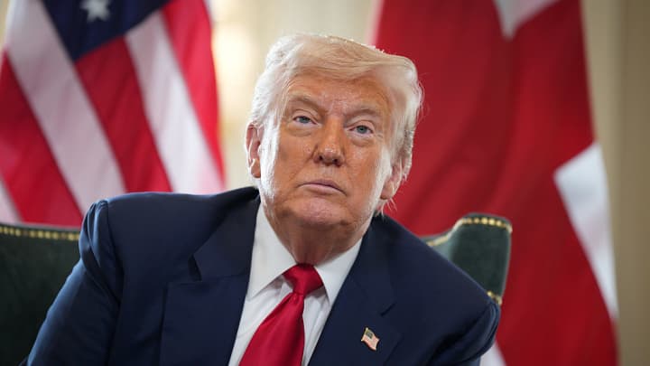 Mercados se preparam para abertura com novos recordes e decisões do Fed O presidente dos EUA, Donald Trump, fala com a mídia enquanto se encontra com o primeiro-ministro britânico Keir Starmer (não retratado) no clube de golfe Trump Turnberry em 28 de julho de 2025, em Turnberry, Escócia. (Foto: Christopher Furlong | Getty Images)