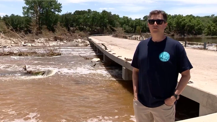 Família é resgatada de enchente no Texas com ajuda de vizinhos solidários Michael Oakes e sua família sobreviveram a enchente que devastou o Texas. (Foto: Reprodução/KENS5)