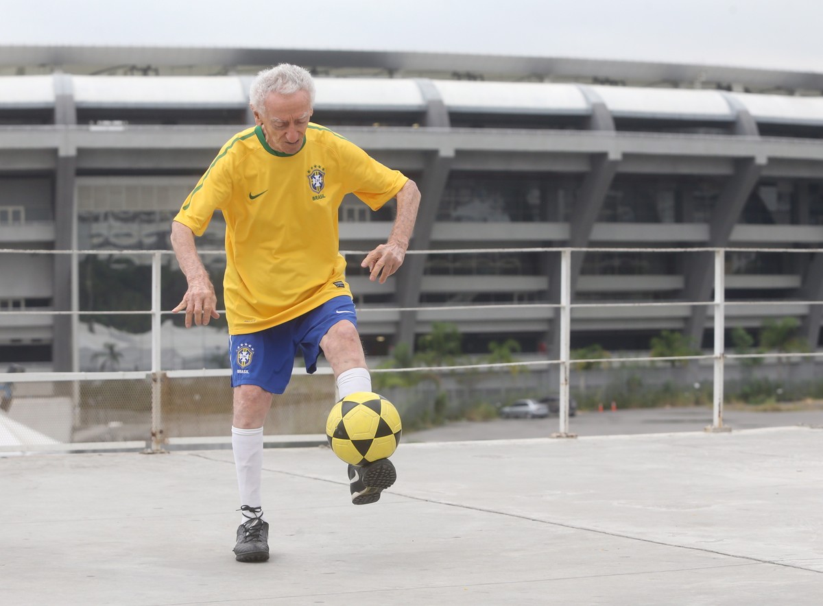 Jankel Schor, o 'vovô das embaixadinhas', falece aos 98 anos no Maracanã Jankel Schor ficou conhecido do torcedor carioca pelas embaixadinhas que fazia no intervalo dos jogos em São Januário e no Maracanã (Foto: Guilherme Pinto/O Globo)