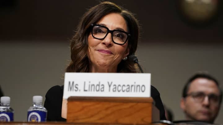 Linda Yaccarino perde verificação no X após deixar cargo de CEO Linda Yaccarino, CEO da X Corp, observa durante a audiência do Comitê Judiciário do Senado sobre exploração sexual infantil online no Capitólio dos EUA, em Washington, em 31 de janeiro de 2024. (Foto: Nathan Howard | Reuters)