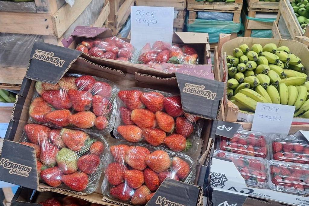 Caixa de morangos a R$ 40 na Ceagesp. Segundo a vendedora, o preço era de R$ 28 duas semanas antes (Foto: Gabriela Cecchin/Folhapress)