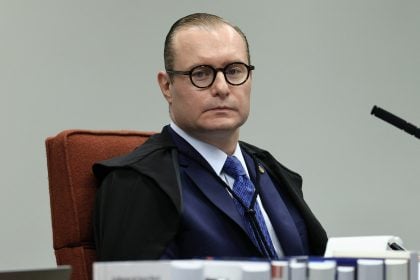 STF decide sobre vínculo entre motoboy e empresa mesmo com suspensão nacional Ministro Cristiano Zanin. (Foto: Rosinei Coutinho/AFP/STF)