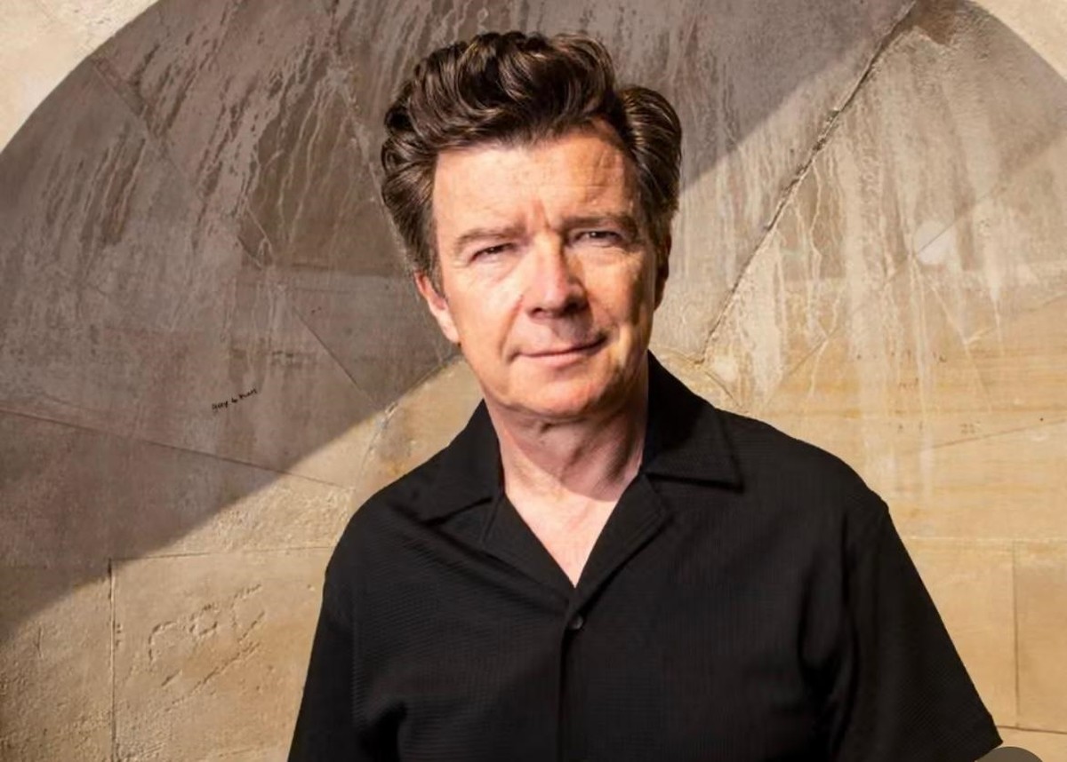 Rick Astley indica as melhores músicas para apimentar momentos íntimos Richard Astley — Foto: Reprodução
