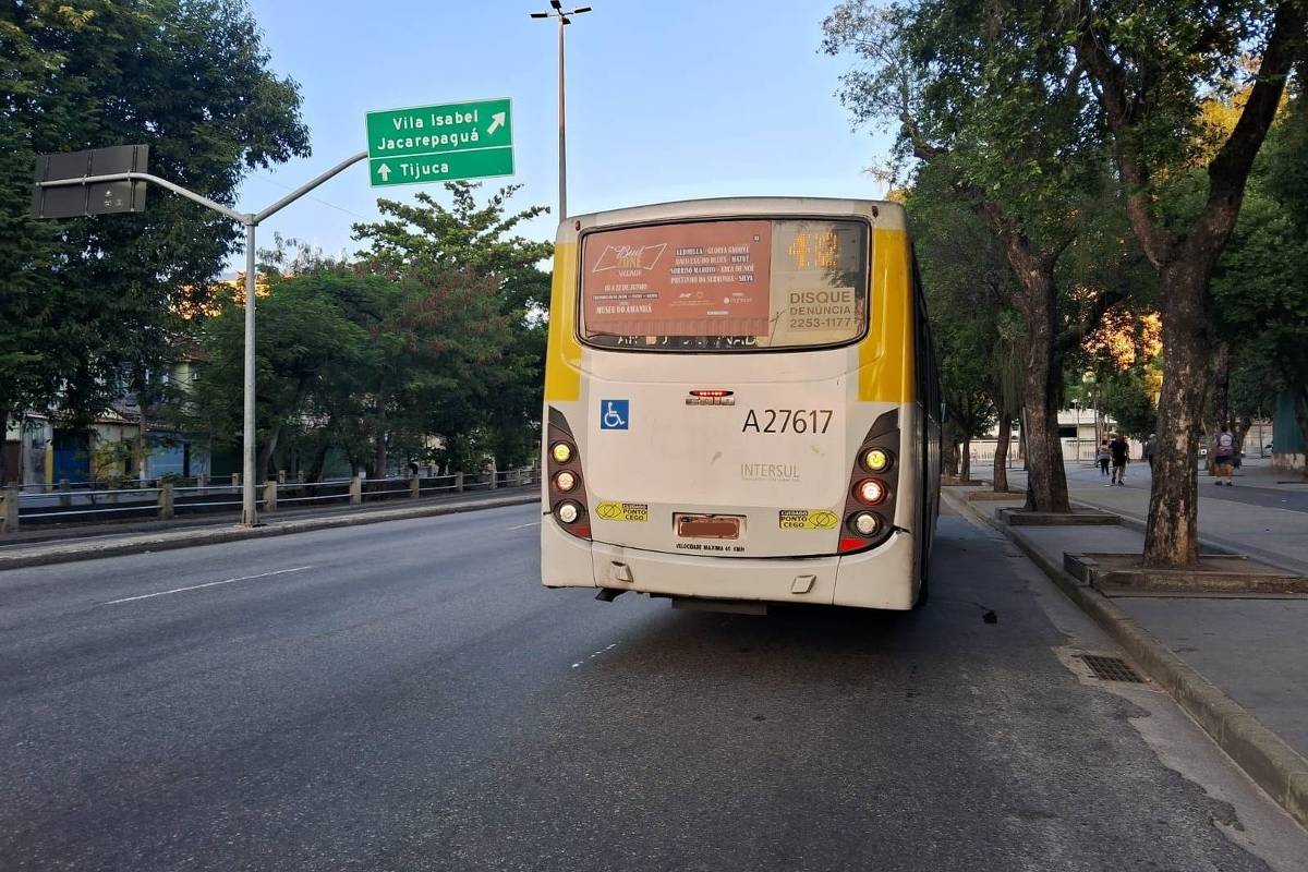 Ônibus da linha 432, no Rio de Janeiro, na altura do Maracanã (Foto: Reprodução)