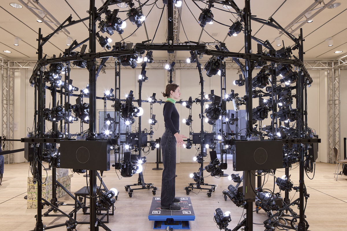 Jordan Wolfson transforma espectadores em fantoches em nova obra em Basel Exibição da instalação "Jordan Wolfson: Little Rooms," 2025, na Fondation Beyeler, Riehen, Suíça. ©Jordan Wolfson. Cortesia de Gagosian, Sadie Coles HQ e David Zwirner (Foto: Jordan Wolfson. Cortesia Gagosian, Sadie Coles HQ e David Zwirner)