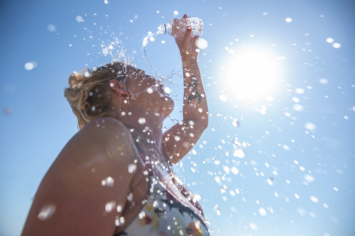 Onda de calor extremo provoca aumento de mortes em diversas regiões do país Pessoa busca se refrescar em dia de calor com sol forte (Foto: Getty Images)