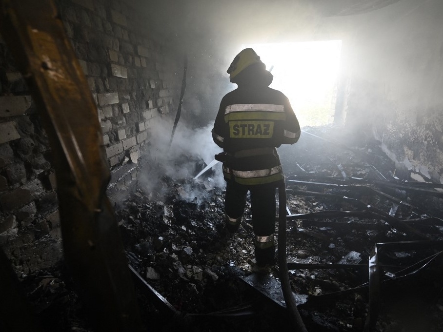 Rússia intensifica ataques na Ucrânia e reivindica controle de cidade estratégica Bombeiro ucraniano apaga fogo em prédio residencial após ataque russo com drones em Kharkiv (Foto: SERGEY BOBOK / AFP)