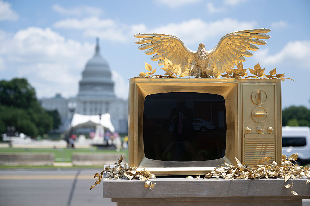 Artistas misteriosos apresentam escultura dançante de Trump no National Mall Uma nova estátua anti-presidente Trump é colocada no National Mall em Washington, DC, em 26 de junho de 2025. (Foto: Marvin Joseph/The Washington Post via Getty Images)