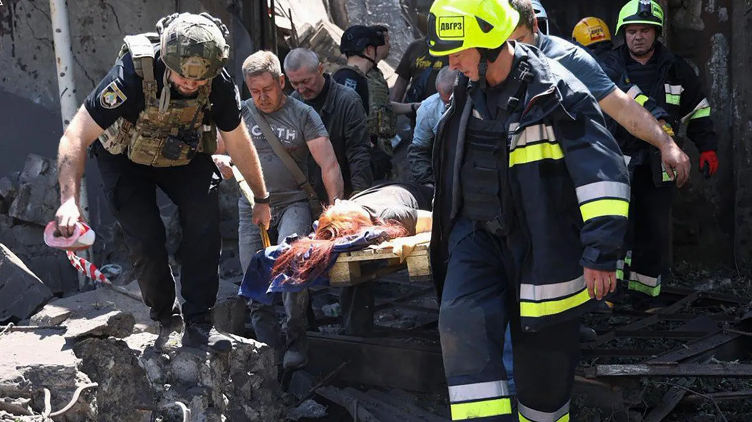 Ataques de mísseis russos deixam 16 mortos na região de Dnipropetrovsk, na Ucrânia Os ataques visaram a principal cidade da região, Dnipro, e a cidade vizinha de Samar - Foto: STATE EMERGENCY SERVICE HANDOUT/EPA/Shutterstock