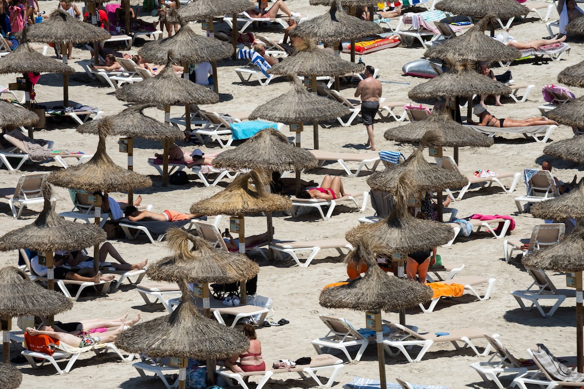 Viagem a Mallorca se torna tão cara quanto ir a Bali nas férias deste ano Turistas na praia de Muro em Alcúdia (Mallorca), no dia 10 de julho. (Foto: Francisco Ubilla)