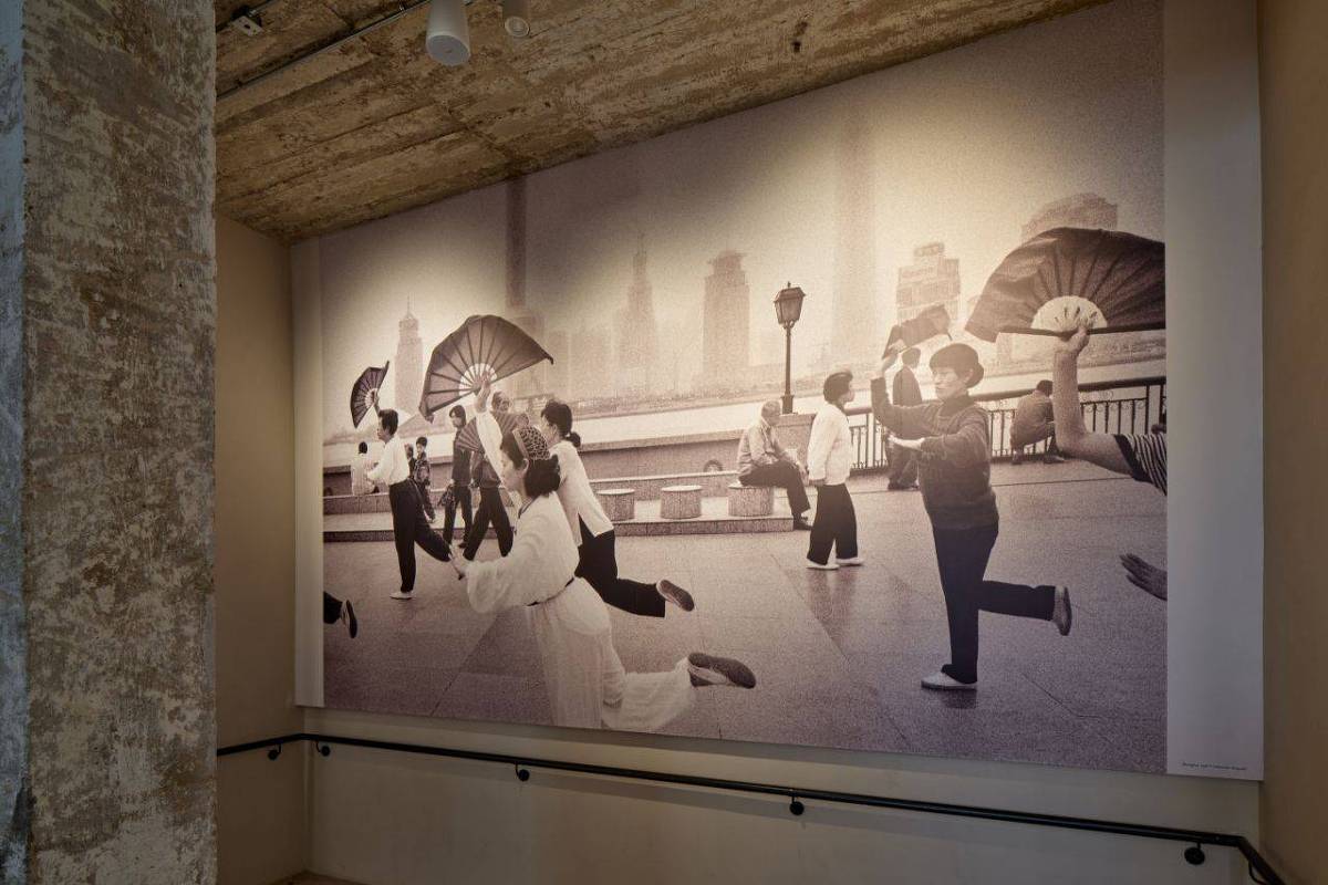 Museu de Xangai exibe mais de 100 fotos na mostra póstuma de Sebastião Salgado Fotografia de Sebastião Salgado, retratando Xangai, em 1998, em mostra no Museu Fotografiska da cidade (Foto: Divulgação)