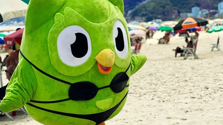 Coruja símbolo do Duolingo em ação da marca no Rio de Janeiro (Foto: Divulgação)