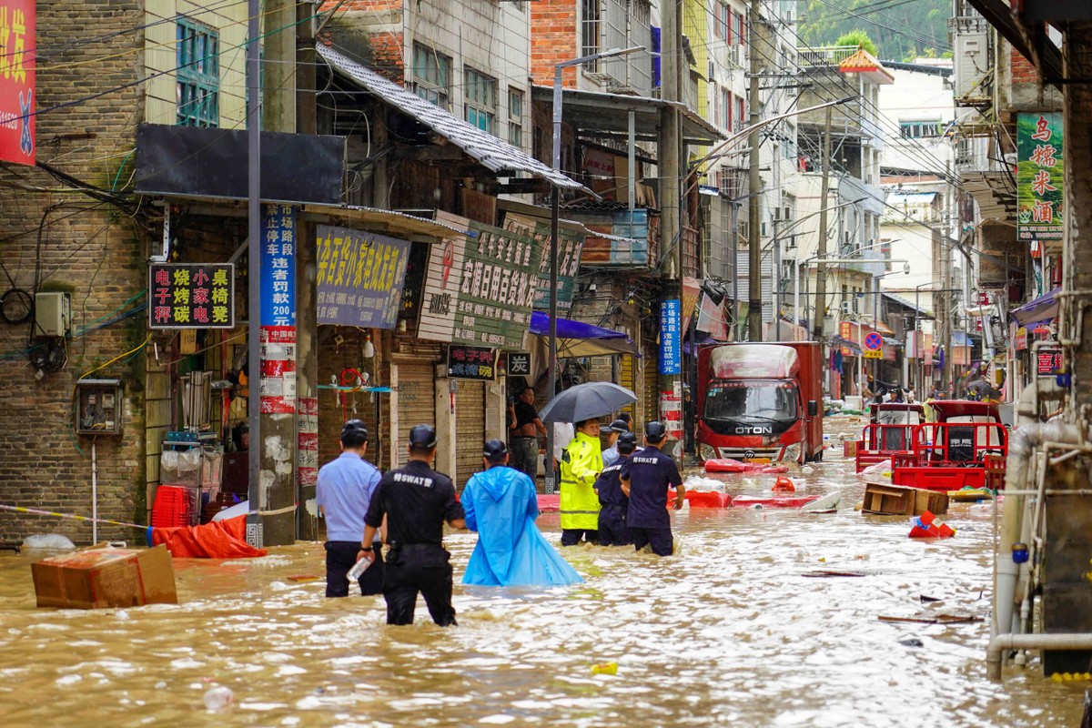 Equipes de resgate atuam em área inundada em Congjiang, na província de Guizhou, sudoeste da China (Foto: AFP)