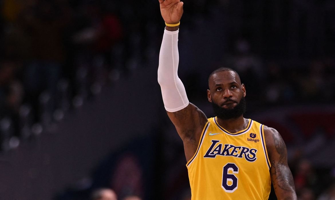 Valuation de US$ 10 bilhões revela detalhes da venda do Los Angeles Lakers Los Angeles Lakers: time foi vendido por US$ 10 bilhões, marcando a maior transação da história do esporte americano e destacando a importância do valuation no mundo dos negócios (Foto: Tommy Gilligan/USA TODAY Sports/Agência Brasil)
