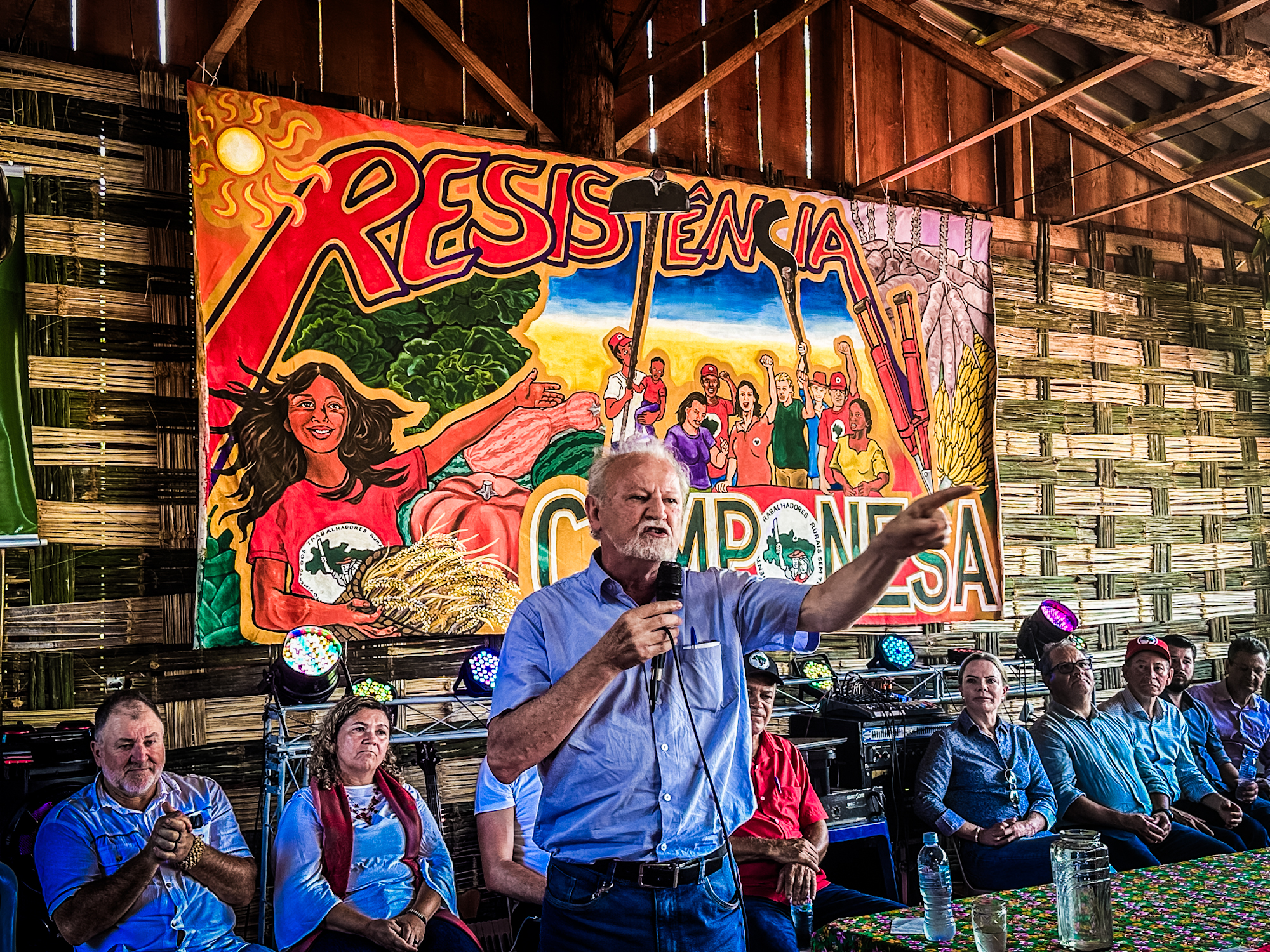Prosa e pau: a arte de contar histórias com autenticidade e emoção João Pedro Stédile discursando ao lado de autoridades em Cascavel (PR): "É uma vergonha", disse o líder sem-terra, sobre a política de assentamentos do governo Lula (Foto: Leandro Taques)