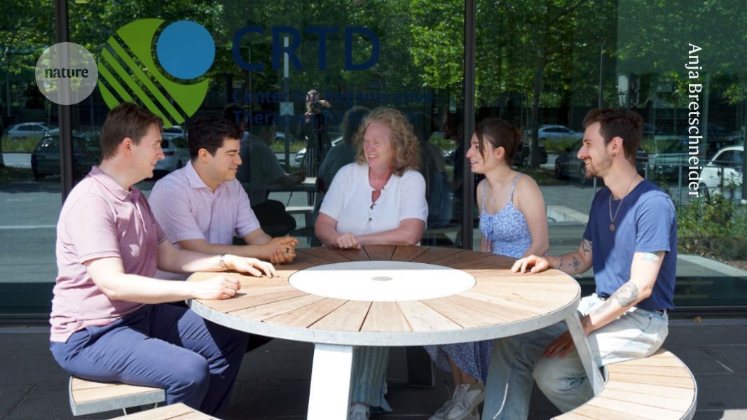 Como elevar a moral de grupos de pesquisa em tempos de crise global Catherina Becker (centro) diz que é fundamental para os líderes darem espaço para suas equipes quando "algo momentoso" acontece no mundo. (Foto: Anja Bretschneider)