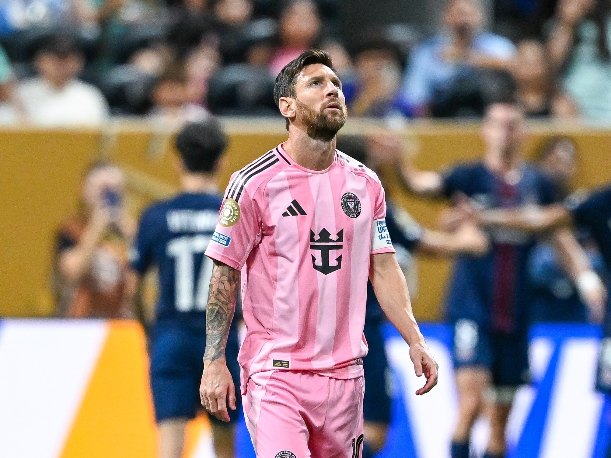 Paris Saint-Germain vence com facilidade e Messi se despede em grande estilo Messi reage após gol do PSG sobre o Inter Miami, nas oitavas do Mundial (Foto: Rich von Biberstein/Getty)