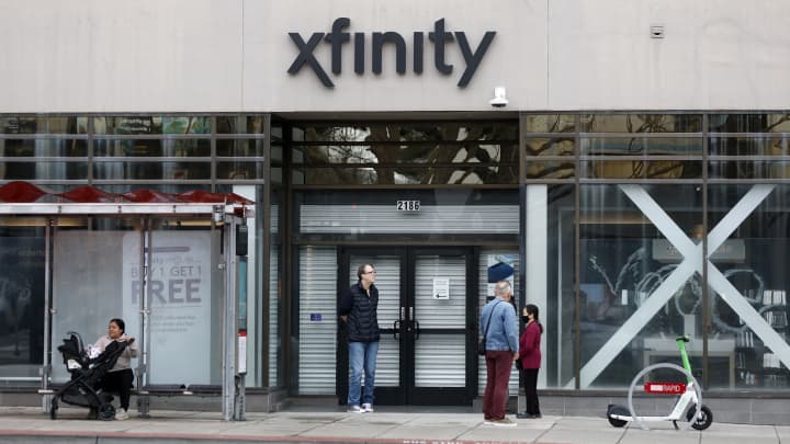 Clientes entram em uma loja Xfinity da Comcast em 24 de fevereiro de 2025 em San Francisco, Califórnia. (Foto: Justin Sullivan/Getty Images)