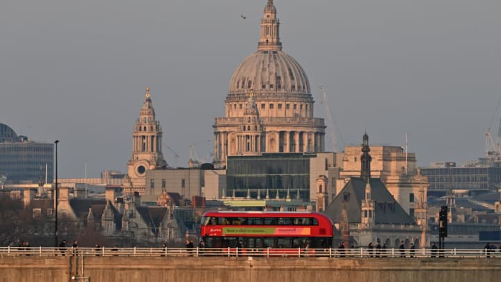 Um ônibus vermelho de dois andares de Londres passa pela Ponte Waterloo em frente à Catedral de St. Paul em 24 de março de 2025, em Londres, Reino Unido. (Foto: John Keeble | Getty Images News | Getty Images)