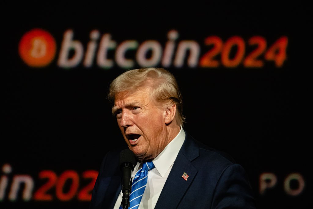 Trump afirma que bitcoin alivia pressão sobre o dólar e beneficia o país Bitcoin caminha para terminar o mês com menor alta desde julho de 2024 (Foto: Reprodução)