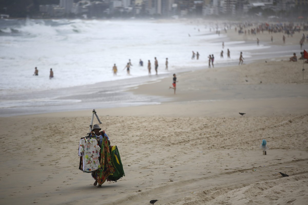 Mesmo com aviso de temporais, praias do Rio de Janeiro não estão vazias neste final de semana — Foto: Custodio Coimbra/Agência O Globo