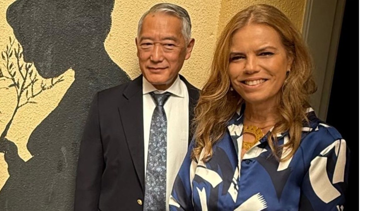 Pesquisadores Sue Ann Costa Clemens, referência internacional em vacinas, e Jerome Kim, diretor-geral do Instituto Internacional de Vacinas, em Seul (Foto: Divulgação)