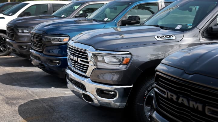 Stellantis prevê prejuízo de US$ 2,7 bilhões no primeiro semestre por tarifas altas Novos veículos Ram estão estacionados em um lote de concessionária Dodge Chrysler-Jeep Ram em Miami, Flórida. (Foto: Joe Raedle | Getty Images)