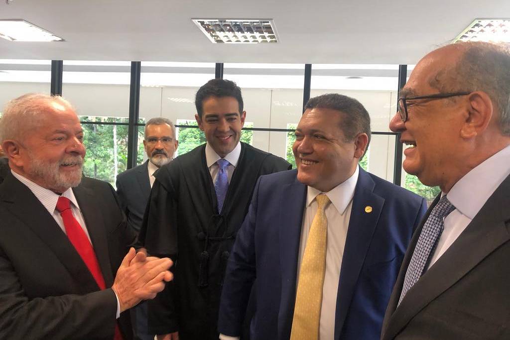 Lula provoca descontentamento entre ministros do STF e tensiona relação com tribunal Presidente Lula (PT) em encontro com ministros do Supremo Tribunal Federal durante a transição de governo, em dezembro de 2022 (Foto: Mônica Bergamo - 14.dez.22/Folhapress)