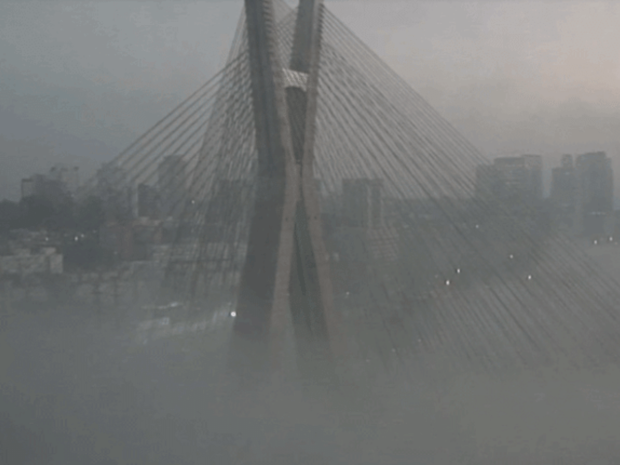 Nevoeiro reduz visibilidade e causa transtornos nas estradas de São Paulo Nevoeiro cobriu a Ponte Estaiada, na zona sul de São Paulo (Foto: Reprodução / TV Globo)