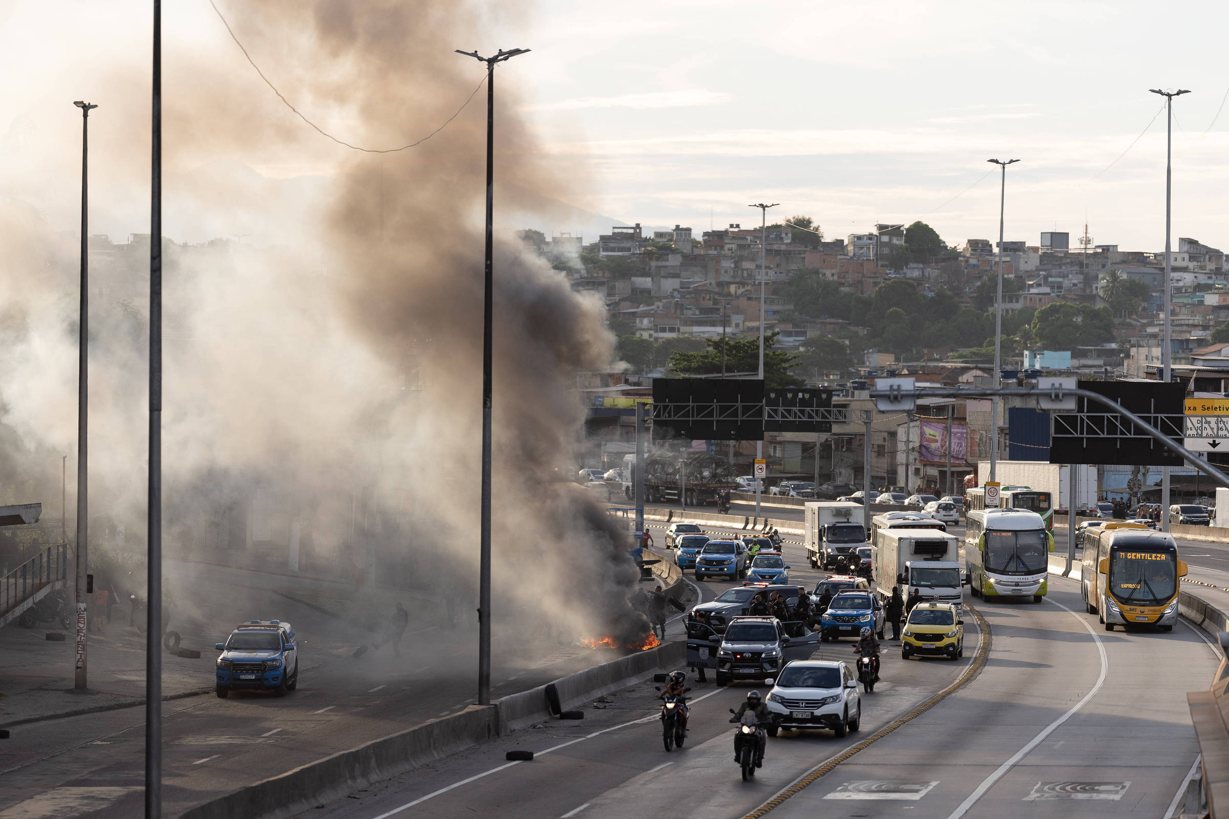 Tiroteio durante operação policial no Complexo de Israel, na zona norte do Rio, fechou avenida Brasil e Linha Vermelha em fevereiro (Foto: Eduardo Anizelli - 12.fev.25/Folhapress)