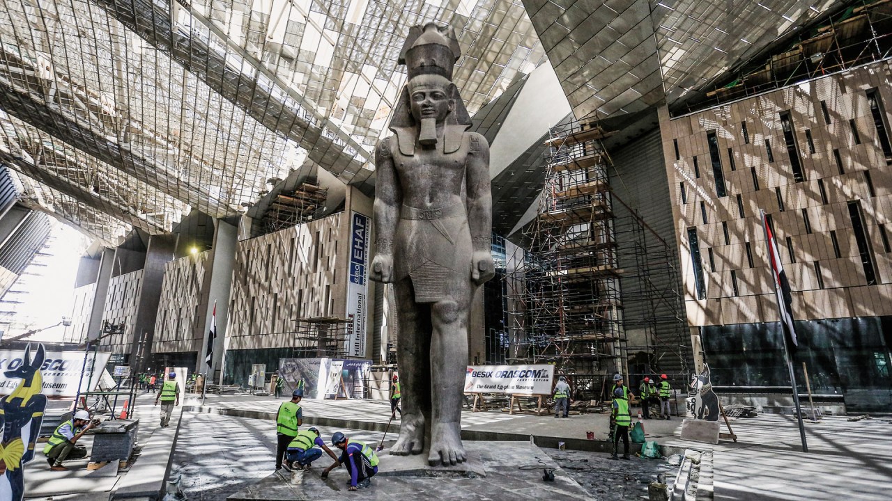 Maior museu arqueológico do mundo inicia funcionamento no Egito com soft opening A estátua de Ramsés II no átrio do complexo: marco da monumentalidade faraônica (Foto: Hassan Mohamed/pa/Getty Images)