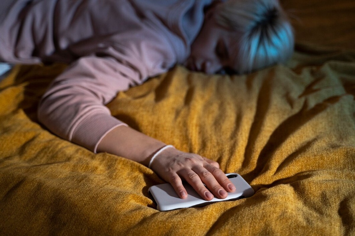 Dormir com o celular ao lado pode prejudicar sua saúde, revela estudo científico Dormir com o celular perto da cabeça pode ser perigoso? Descubra (Foto: Freepik/Reprodução)