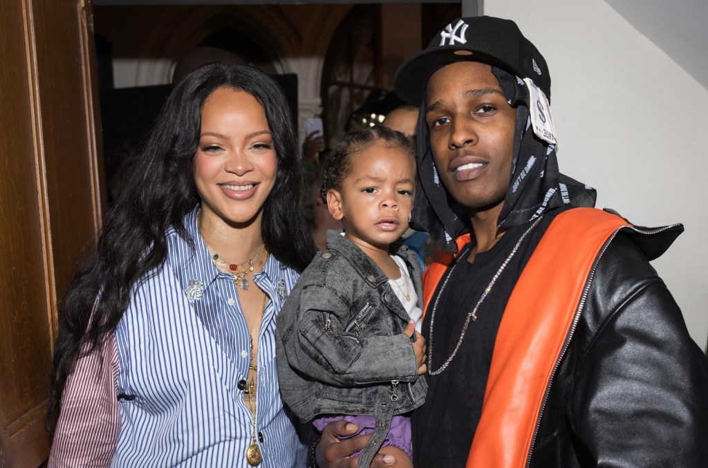 Filhos de Rihanna mostram descontração em fotos adoráveis de viagem de carro Rihanna e seus filhos, RZA e Riot Rose, fazem uma viagem de carro em família juntos em fotos adoráveis recentemente compartilhadas pela mogul da Fenty. (Foto: Reprodução)