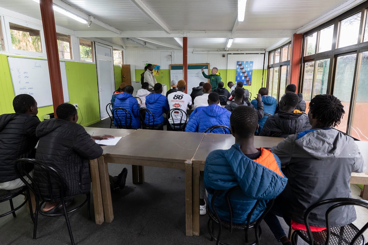 Um grupo de jovens imigrantes em uma sala do centro de menores de Quorum Social 77 em Santa Brígida (Gran Canaria), em dezembro de 2023 (Foto: quiquecurbelo)