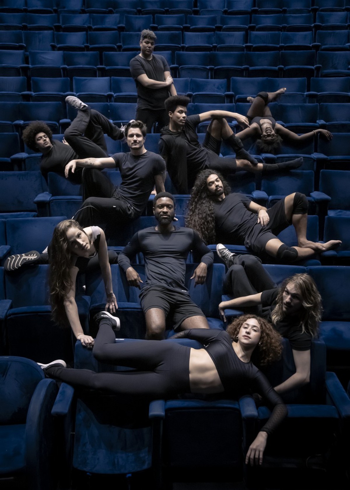 'Nova versão de 'Hair' no Rio destaca talentos revelados em audições abertas' Parte do elenco que superou os testes e entrou no espetáculo 'Hair': seleção aberta a qualquer interessado teve 900 candidatos — Foto: Outro ator egresso da audição aberta parece ter o nome sob medida para este musical. Kabelo tem 27 anos, é professor de hip-hop e começou a treinar a voz com os louvores da igreja evangélica que frequentou quando criança e adolescente. Atualmente, ele a exercita nos cantos para Exu que entoa nos terreiros das religiões de matriz africana que frequenta. Kabelo não sofreu muito para cantar os 16 compassos de “I can’t stand still”, do musical “Footloose”, na sua primeira audição. Curiosamente, foi na hora da prova de dança, seu território mais confortável, que ele tremeu nas bases. — Cara, eu ia dançar para o Alonso (Marcelo Alonso, coreógrafo do musical), um cara respeitadíssimo. Fiquei muito nervoso... Para piorar, ele ainda me puxou para a frente do grupo do teste, pediu que eu fizesse o movimento que ele queria e mandou para a turma: “É assim, entenderam?” Fiquei todo cagado de vergonha — disse o rapaz que agora tira onda nos ensaios: — Sou nome de musical! No processo de ensaios q (Foto: Reprodução)