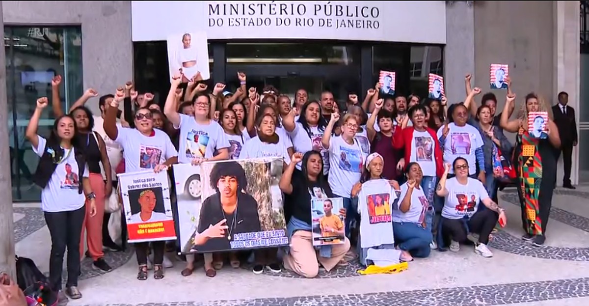 Familiares e amigos de vítimas da violência policial do Rio (Foto: Reprodução)