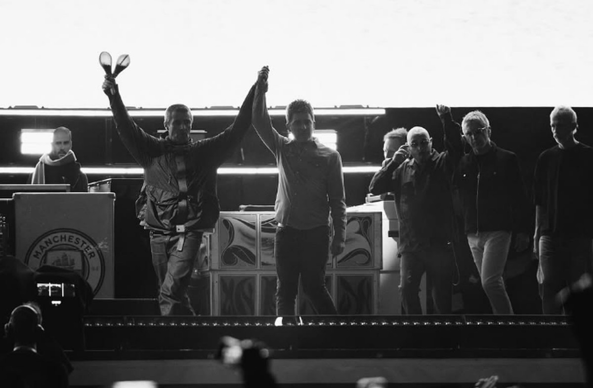 Oasis inicia turnê esperada e Liam Gallagher celebra retorno em grande estilo Oasis na estreia da turnê de reunião dos irmãos Gallagher após 16 anos, em Cardiff (Foto: reprodução/Instagram)