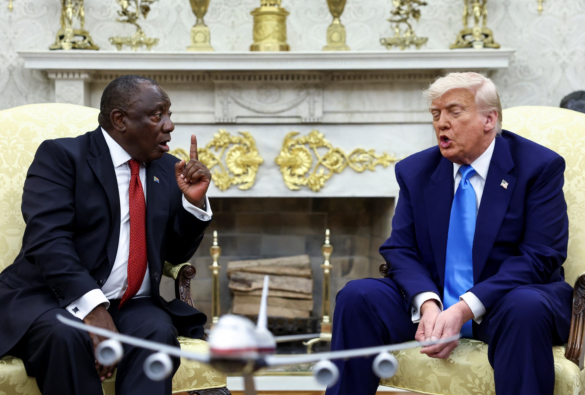 África do Sul reafirma parceria com Brics após ameaças de tarifas de Trump O presidente dos EUA, Donald Trump, encontra-se com o presidente sul-africano, Cyril Ramaphosa, no Salão Oval da Casa Branca, em Washington, D.C., EUA, em 21 de maio de 2025. (Foto: REUTERS/Kevin Lamarque)