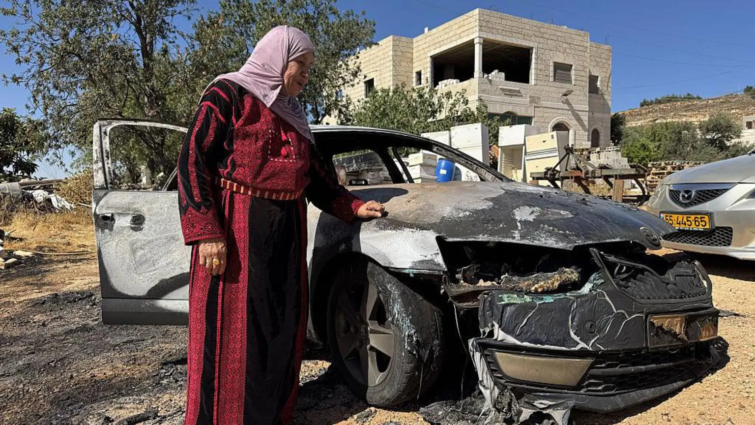 Três palestinos são mortos em ataque de colonos em vila da Cisjordânia Dozens of Israeli settlers set fire to property in the Palestinian village of Kafr Malik (Foto: Anadolu via Getty Images)