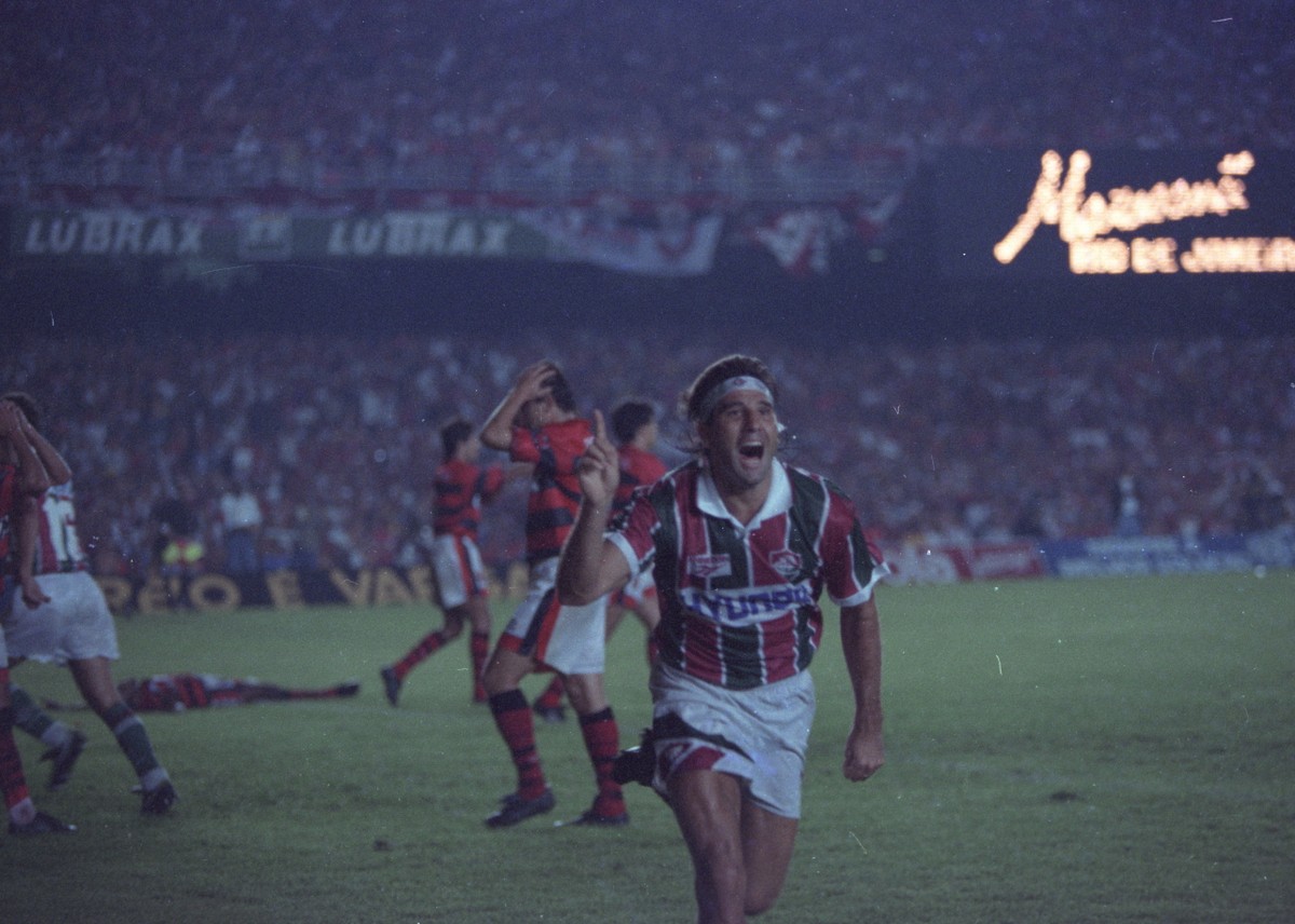 Renato Gaúcho relembra gol de barriga e revela quase ausência no Fla-Flu decisivo Renato Gaúcho fez o gol do título do Fluminense contra o Flamengo no Carioca de 1995 (Foto: Aníbal Philot/25.06.1995)