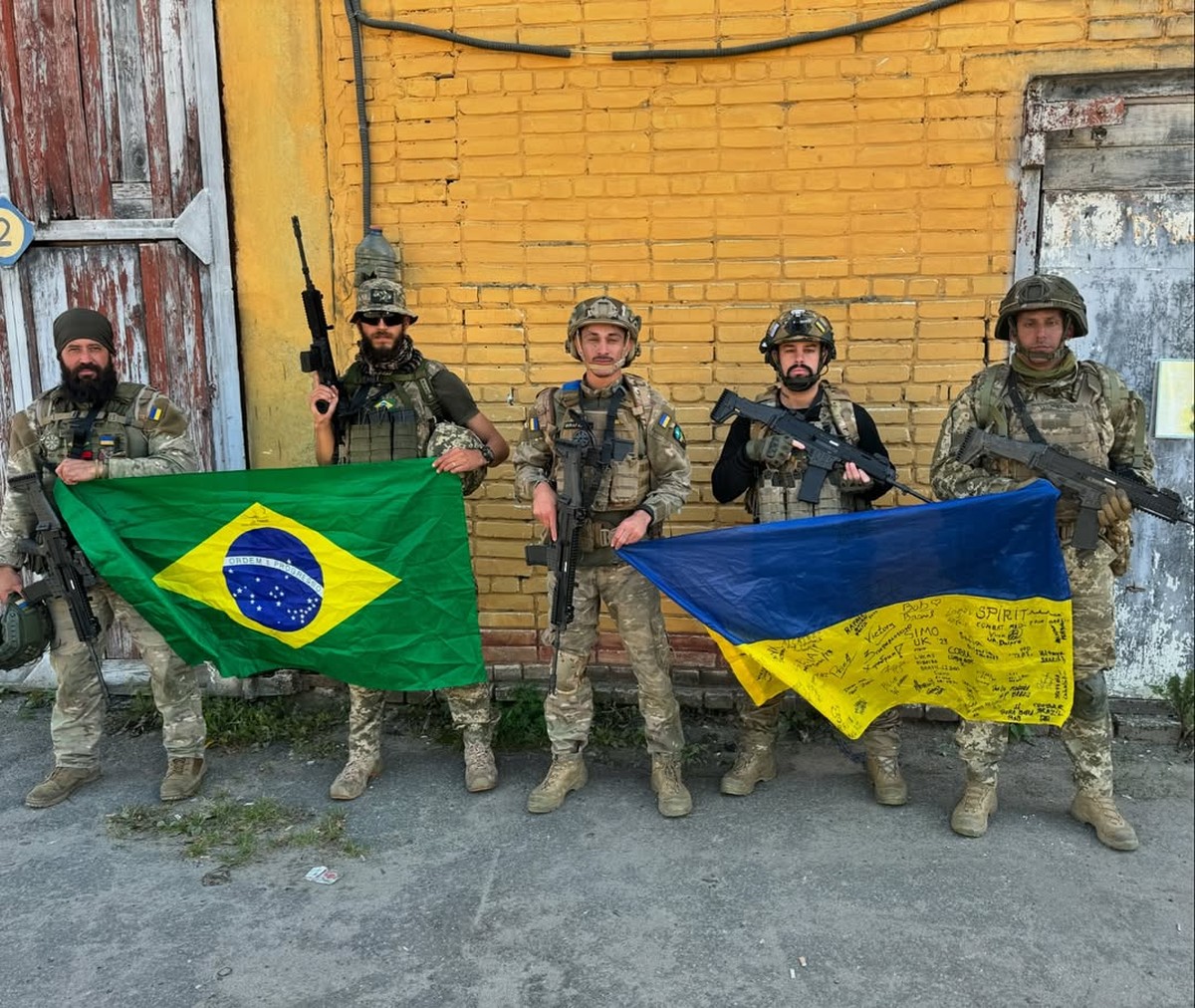Brasileiros na guerra: Da esquerda para a direita estão Bruno Samurai, Rafael Ben, Rafael dos Santos Leite, Carlos Cândido e um militar ucraniano (Foto: Arquivo pessoal)