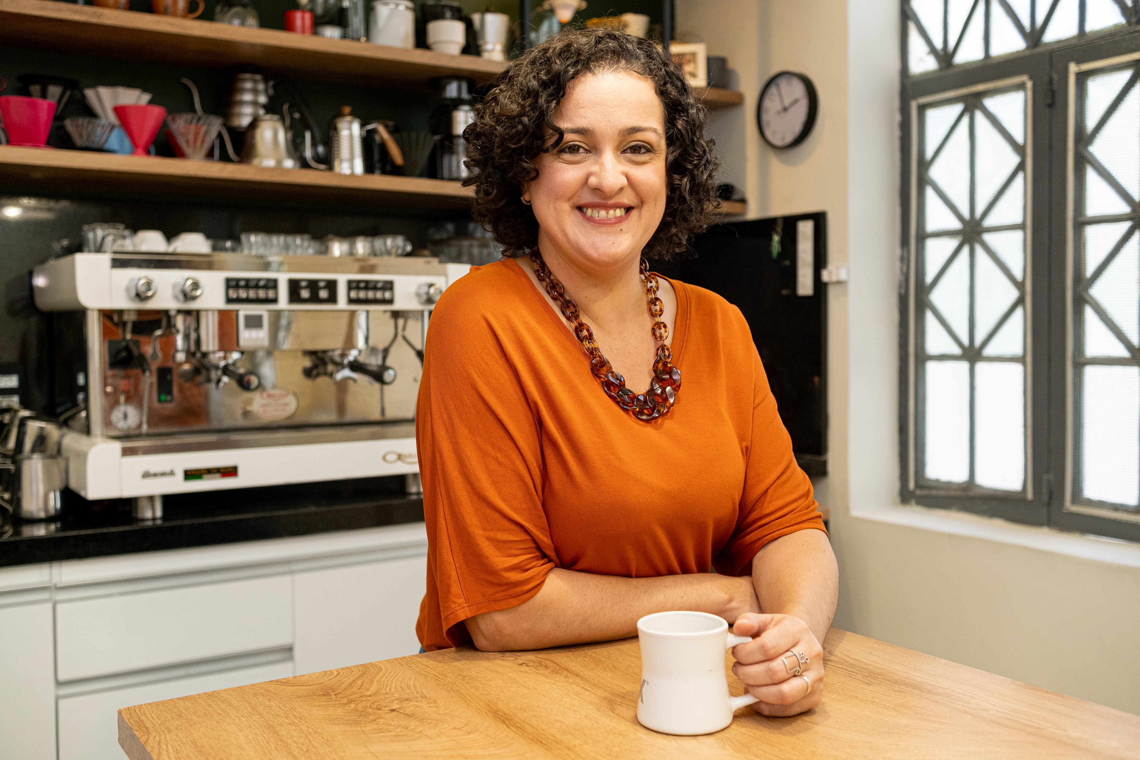 Café e educação se unem em negócio de R$ 1 milhão no Nordeste brasileiro Lidiane Santos, fundadora da Kaffe Torrefação e Treinamento: “Mais do que vender, queremos transformar realidades por meio da educação, da hospitalidade e do cuidado em cada detalhe” (Foto: Reprodução)