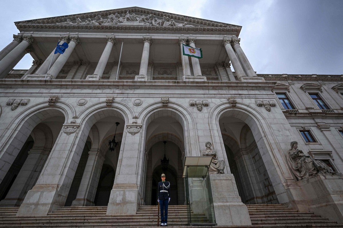 Guarda em frente ao Parlamento de Portugal (Foto: Patrícia de Melo Moreira/AFP)