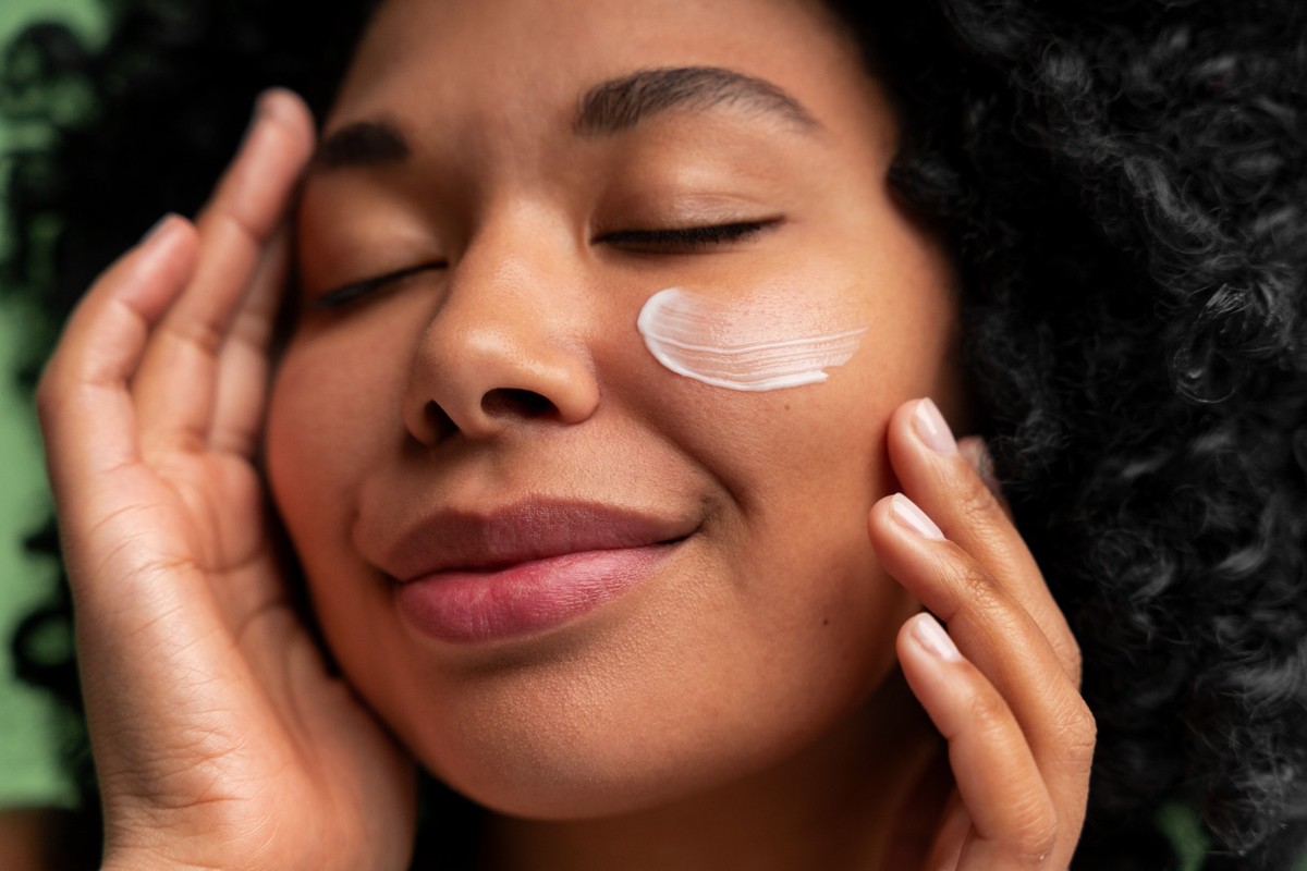 Cuidados com a pele no inverno: desvendando mitos e verdades do skincare Com a chegada do inverno, também surgem as dúvidas — e os exageros — sobre como cuidar da pele na estação mais fria do ano (Foto: Freepik)