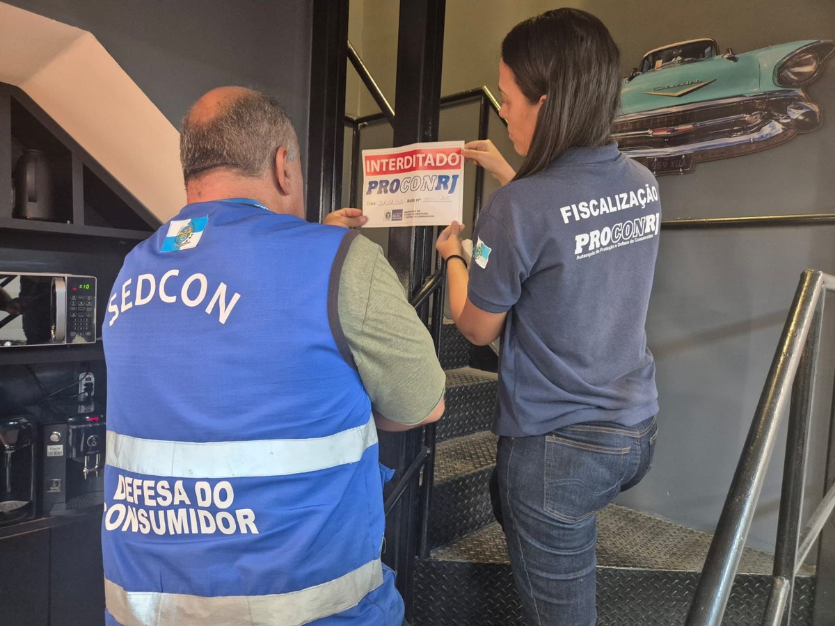Shopping de Jacarepaguá tem barbearia fechada e 14 lojas autuadas por irregularidades Barbearia interditada pela Defesa do Consumidor no Taquara Plaza (Foto: Divulgação/Sedcon)