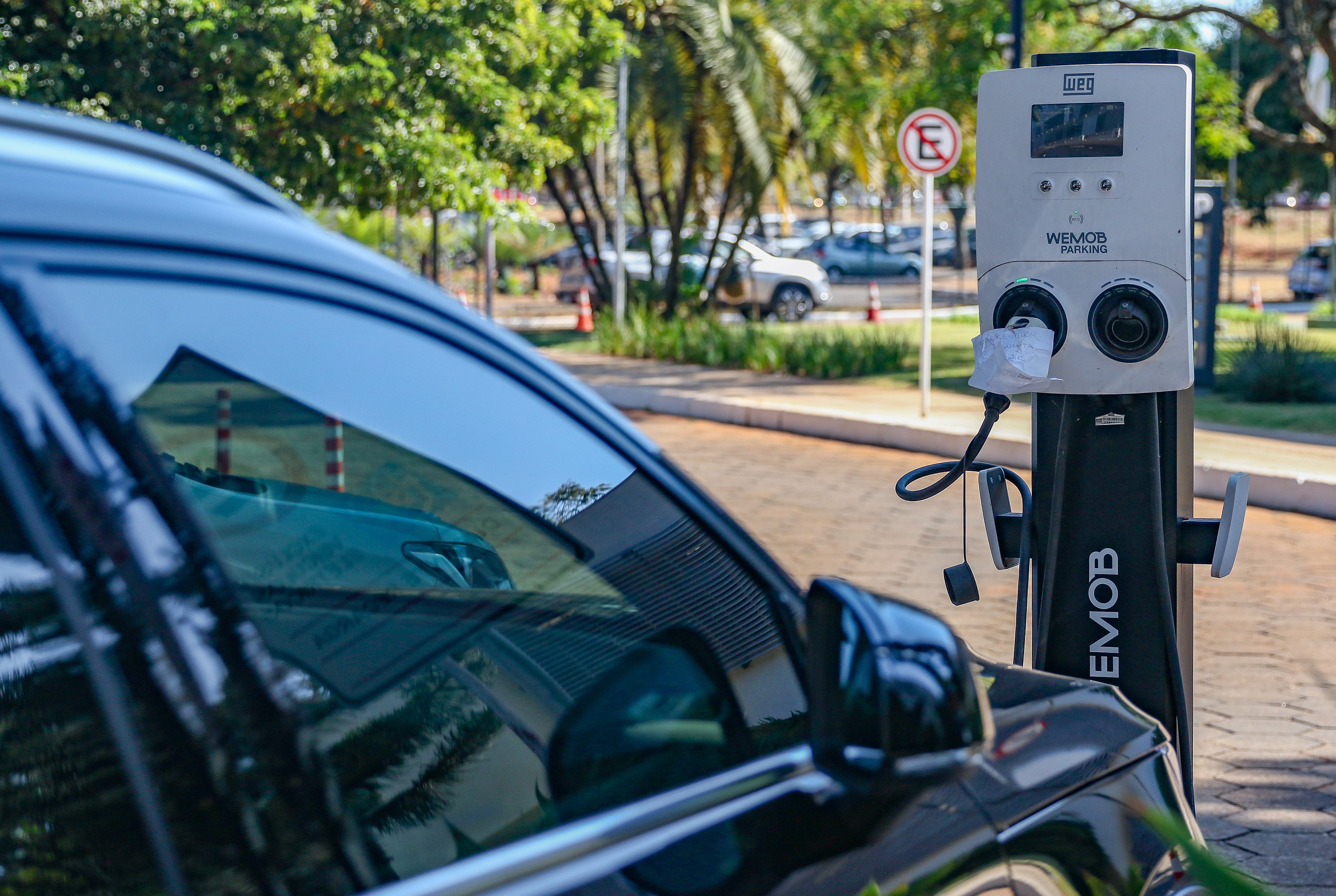 Regulamentação de carregadores para veículos elétricos avança em SP e no Congresso Estabelecer parâmetros de segurança para acompanhar a expansão da mobilidade elétrica nas cidades, sem comprometer a estrutura dos edifícios residenciais e comerciais (Foto: José Cruz/Agência Brasil)