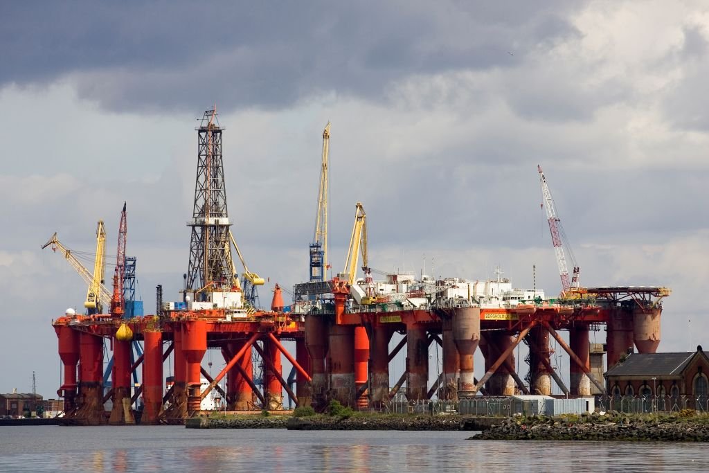 Negociações avançam para estabelecer regras sobre mineração em alto-mar Porto industrial de Belfast, na Irlanda do Norte, com uma plataforma de petróleo. (Foto: Giulio Andreini/Education Images/Universal Images Group via Getty Images)