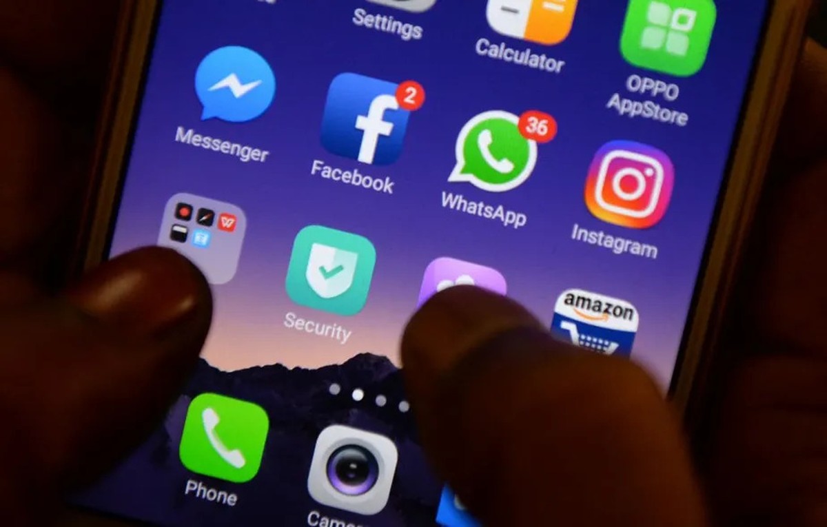 Pais devem redobrar a atenção com os perigos das redes sociais para os filhos Redes sociais podem representar risco para crianças e adolescentes (Foto: Arun Sankar/AFP)