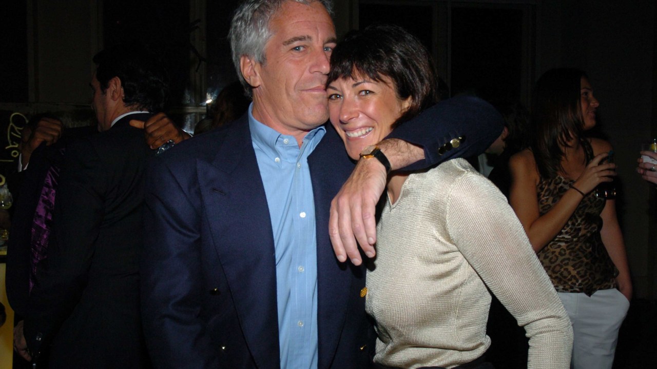 Ghislaine Maxwell solicita imunidade para depor sobre o caso Epstein no Congresso Ghislaine Maxwell e Jeffrey Epstein em Nova York, em 2005. (Foto: Joe Schildhorn/Patrick McMullan/Getty Images)